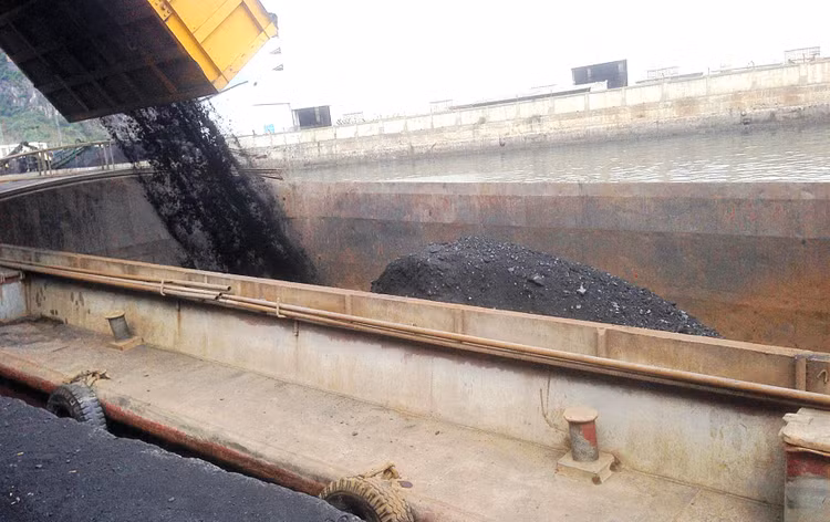 Gói thầu Dịch vụ vận chuyển clinker vào Công ty TNHH MTV Xi măng Hạ Long có giá trúng thầu là 198,341 tỷ đồng. Ảnh: MH