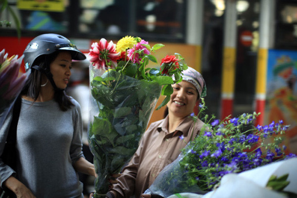Từ khoảng 23 tháng Chạp âm lịch, các loại hoa bắt đầu theo chân thương lái tỏa xuống khắp phố phường của Hà Nội