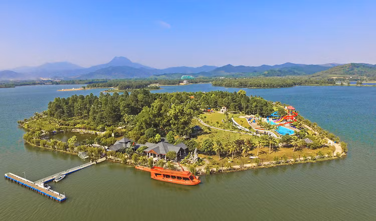 Tạo hóa đã biệt đãi ban tặng Vĩnh Phúc một bầu không khí trong trẻo đến tinh khôi với nhiều sắc màu, cung bậc, được bao bọc bởi hệ thống thung lũng núi, đồi và sông suối. Ảnh: Thu Thủy