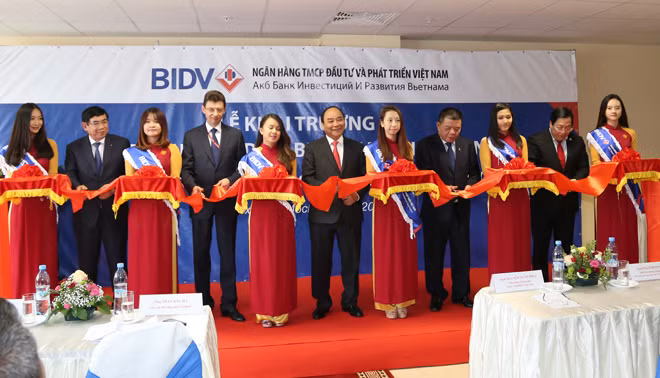 Thủ tướng Chính phủ Nguyễn Xuân Phúc cắt băng khai trương VPĐD BIDV tại Nga.