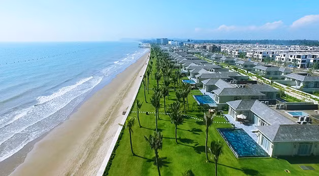 FLC Samson Beach & Golf Resort đã hoàn thành và đưa vào khai thác tháng 7/2015.