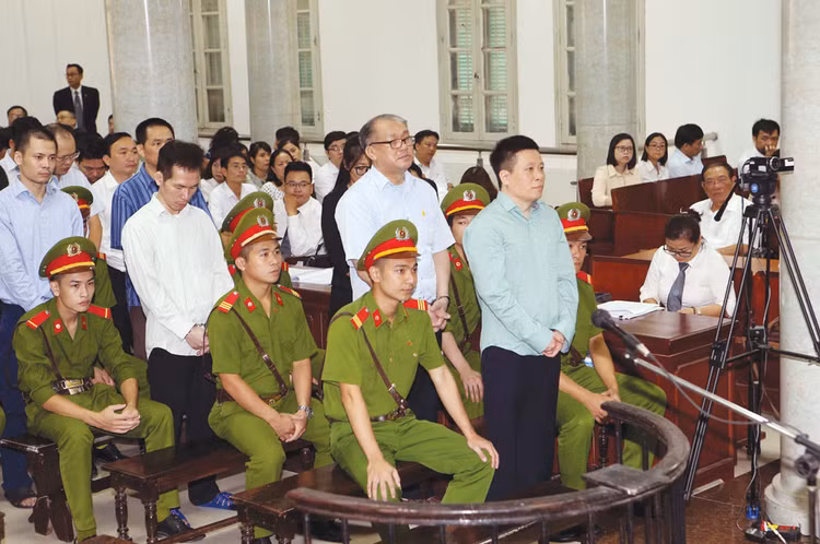 Các bị cáo tại phiên tòa xét xử vụ án. Ảnh: Doãn Tấn