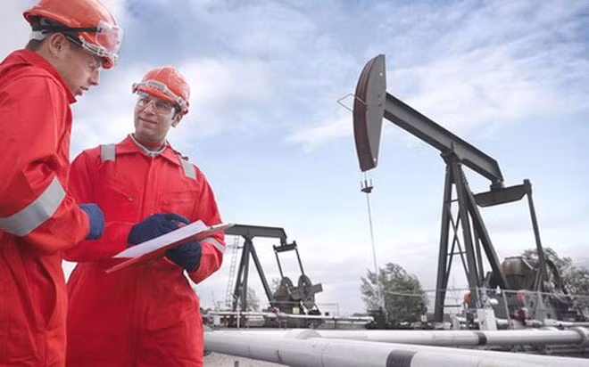 Đồng USD yếu và tình hình dư thừa nguồn cung dầu của thế giới dịu bớt đã giúp giá dầu trên các thị trường tăng mạnh - Ảnh: CNBC