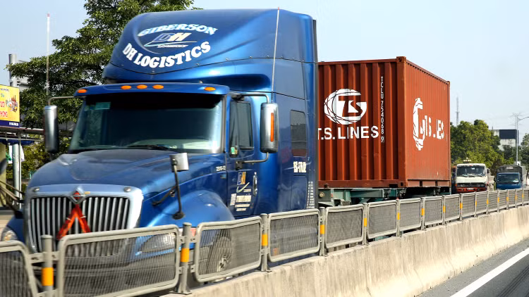 Hàng hóa chủ yếu được vận tải bằng đường bộ là một trong những nguyên nhân khiến chi phí logistics của doanh nghiệp bị đẩy lên cao. Ảnh: Tiên Giang