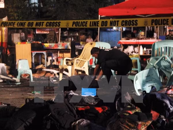 Lực lượng cảnh sát quốc gia Philippines điều tra tại hiện trường vụ nổ ở thành phố Davao. (Nguồn: EPA/TTXVN)