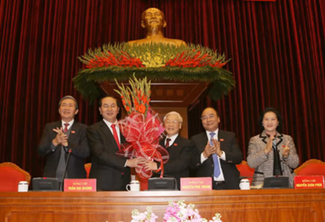 Ban Chấp hành Trung ương khóa XII chúc mừng Tổng Bí thư Nguyễn Phú Trọng tái cử. Ảnh: TTXVN