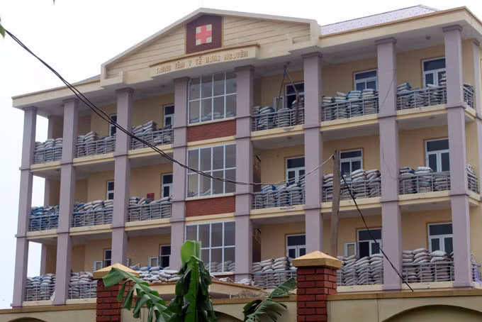 Khối nhà chính Trung tâm Y tế huyện Hưng Nguyên, Nghệ An bị nghiêng, lún khi mới đang trong giai đoạn hoàn thiện. Ảnh: Thế Dũng