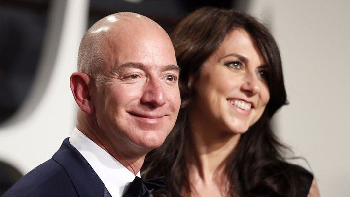 CEO Amazon Jeff Bezos và vợ - Ảnh: Reuters.