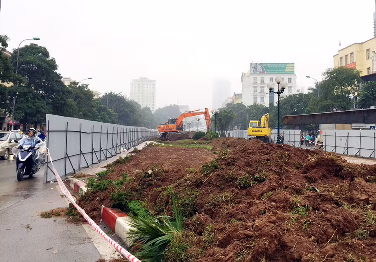 Có nhiều nghi vấn khi hiện trường Gói thầu “Di chuyển cây xanh, chỉnh trang, trồng mới cây xanh, thảm cỏ và chi phí hạng mục chung” có dấu hiện đang được thi công tại đường Nguyễn Chí Thanh (đoạn từ nút giao đường Láng đến đường Đê La Thành)