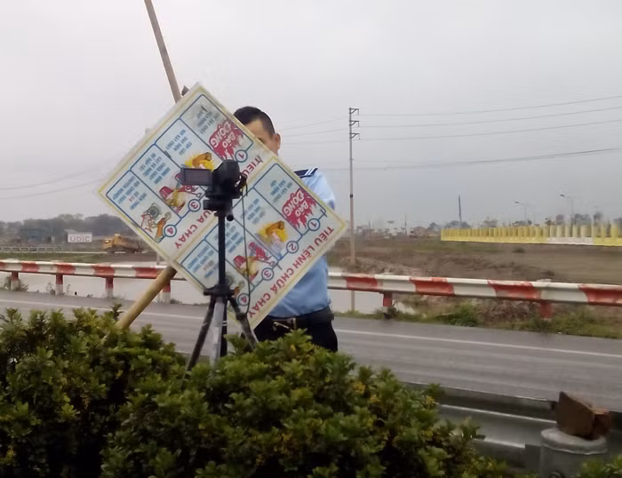Khi thì một chiếc xe ô tô, lúc thì một tấm tôn lớn được MPC dựng chắn trước camera ghi hình đếm xe của Cienco1