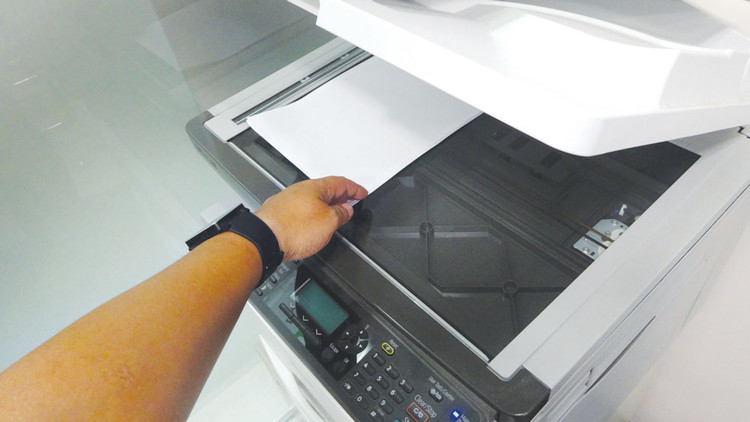 BQLDA huyện Tây Trà giải thích việc không bán HSMT là do khi hết HSMT thì phải lên tận TP. Quảng Ngãi để photocopy nên mất nhiều thời gian. Ảnh: Tường Lâm