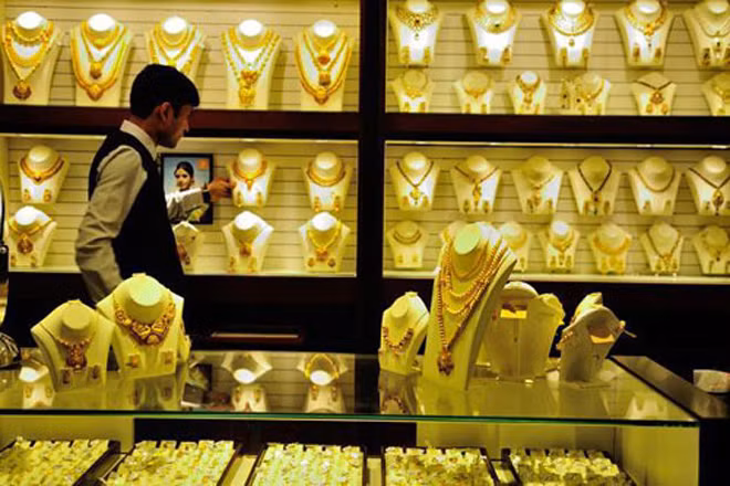 Giá vàng dù giảm nhẹ đầu phiên châu Á nhưng vẫn duy trì quanh vùng 1.245 USD. Ảnh: AFP.