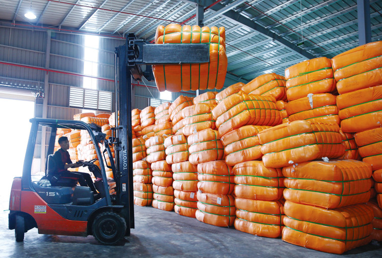 Kinh tế trong nước cần tận dụng cơ hội để vươn lên trong bối cảnh thế giới còn nhiều khó khăn, thách thức. Ảnh: Lê Tiên