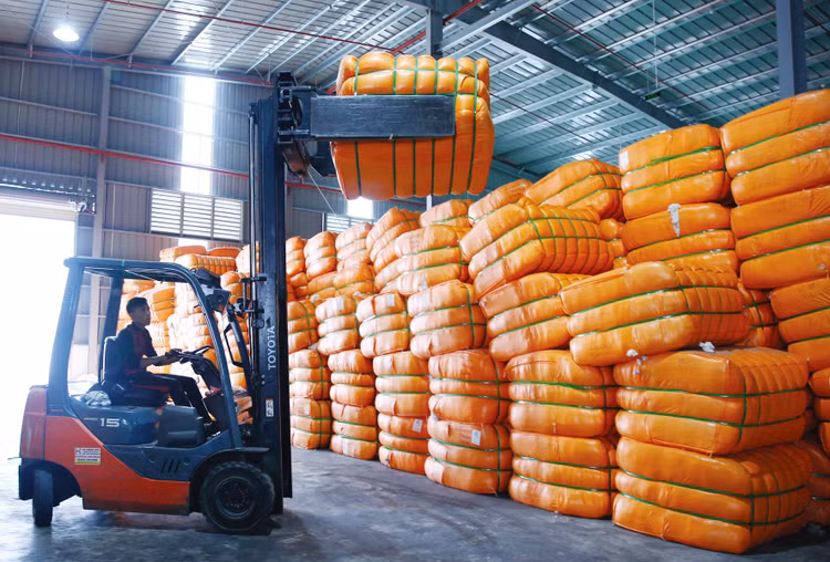 Kinh tế trong nước cần tận dụng cơ hội để vươn lên trong bối cảnh thế giới còn nhiều khó khăn, thách thức. Ảnh: Lê Tiên