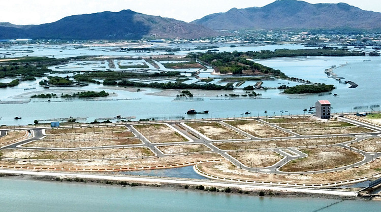 Trong điều kiện khó khăn về vốn, việc mở rộng phạm vi cấm thực hiện dự án phân lô bán nền có thể tạo thêm khó khăn cho doanh nghiệp bất động sản. Ảnh: Lê Tiên