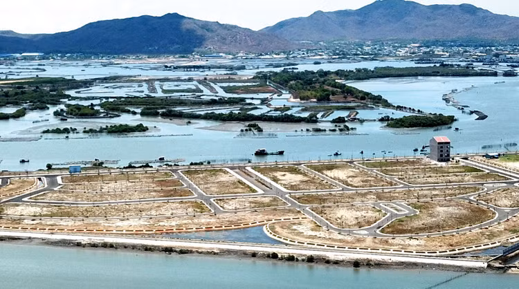 Trong điều kiện khó khăn về vốn, việc mở rộng phạm vi cấm thực hiện dự án phân lô bán nền có thể tạo thêm khó khăn cho doanh nghiệp bất động sản. Ảnh: Lê Tiên