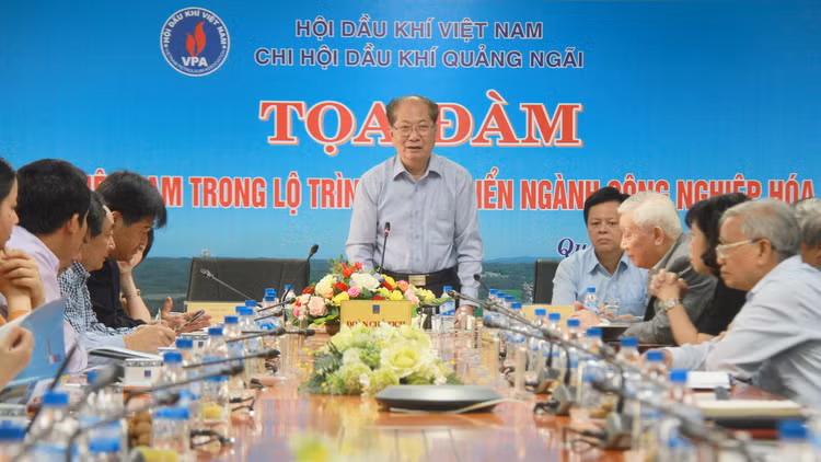 Chủ tịch Hội Dầu khí Việt Nam Ngô Thường San phát biểu tại buổi tọa đàm