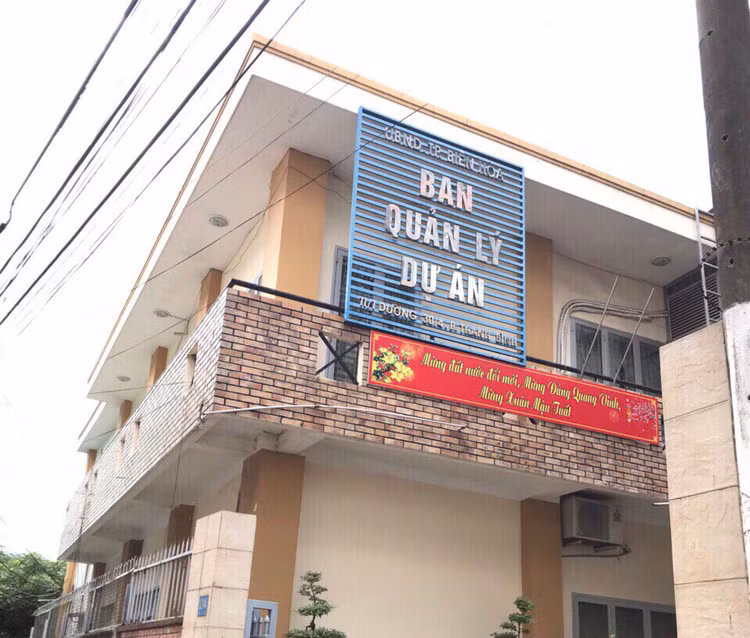 Gói thầu Xây lắp hạng mục san nền, nền mặt đường, bó vỉa, vỉa hè, cây xanh... do Ban QLDA Biên Hòa (Đồng Nai) làm bên mời thầu. Ảnh: Trường Giang