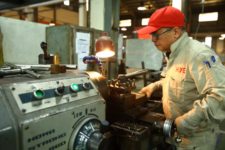 Cách tốt nhất để doanh nghiệp tiết giảm chi phí khi giá điện tăng là đổi mới công nghệ. Ảnh: Lê Tiên