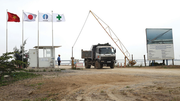 Bộ GTVT yêu cầu làm rõ trách nhiệm của tư vấn giám sát và nhà thầu xây lắp trong giám sát chất lượng và tổ chức thi công cầu vượt biển Tân Vũ - Lạch Huyện. Ảnh: Nhã Chi