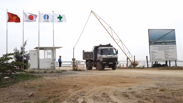 Bộ GTVT yêu cầu làm rõ trách nhiệm của tư vấn giám sát và nhà thầu xây lắp trong giám sát chất lượng và tổ chức thi công cầu vượt biển Tân Vũ - Lạch Huyện. Ảnh: Nhã Chi