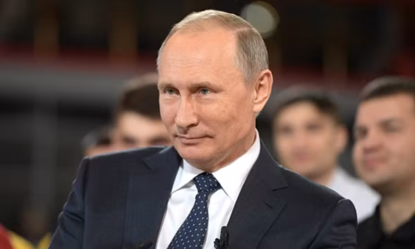 Tổng thống Nga Vladimir Putin trao đổi với các công nhân tại nhà máy ở thành phố Chelyabinsk. Ảnh:Kremlin.