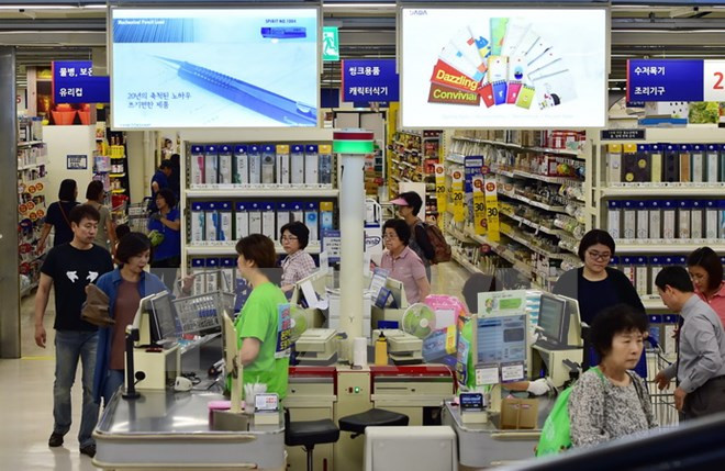 Khách hàng mua sắm tại một cửa hàng bán lẻ ở Seoul. (Nguồn: AFP/TTXVN)