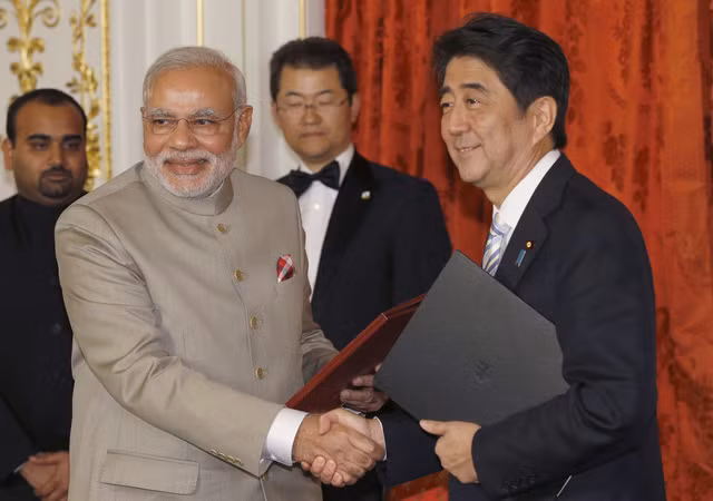 Thủ tướng Abe và người đồng cấp Modi. (Ảnh: AFP)