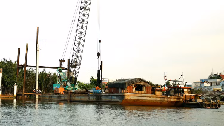 LICOGI 18 là thành viên trong liên danh trúng Gói thầu số 16 thuộc Dự án Nạo vét trục thoát nước rạch Xóm Củi, Quận 8, huyện Bình Chánh và huyện Nhà Bè, TP.HCM. Ảnh: Mhã Chi 