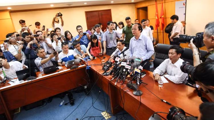 Buổi họp báo do Thứ trưởng Bộ Tài nguyên và môi trường Võ Tuấn Nhân chủ trì diễn ra hơn 10 phút và kết thúc trong sự ngỡ ngàng của các phóng viên có mặt - Ảnh: Nguyễn Khánh