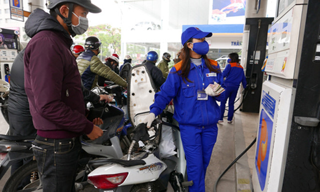 Việc xử lý số tiền chênh lệch hàng nghìn tỷ đồng doanh nghiệp được hưởng từ tiền người tiêu dùng nộp "oan" vẫn là câu hỏi lớn. Ảnh: Q.Đ