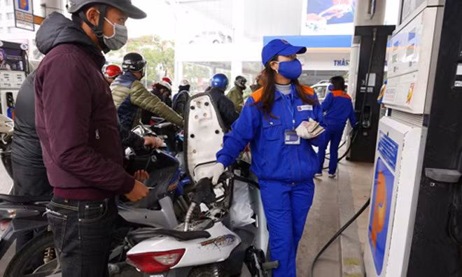 Việc xử lý số tiền chênh lệch hàng nghìn tỷ đồng doanh nghiệp được hưởng từ tiền người tiêu dùng nộp "oan" vẫn là câu hỏi lớn. Ảnh: Q.Đ