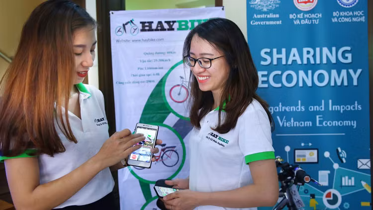 Ngoài ý nghĩa tích cực, kinh tế chia sẻ cũng làm nảy sinh rủi ro về cạnh tranh không công bằng, vấn đề thuế, lao động và thất nghiệp. Ảnh: Lê Tiên