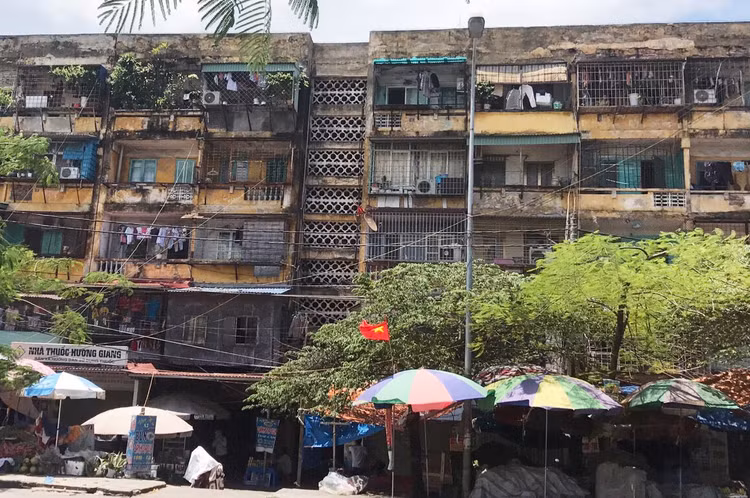 Cả hai dự án cải tạo chung cư cũ mà Công ty CP Đầu tư dịch vụ tài chính Hoàng Huy được lựa chọn thực hiện gần đây đều theo hình thức chỉ định thầu. Ảnh: Minh Huệ