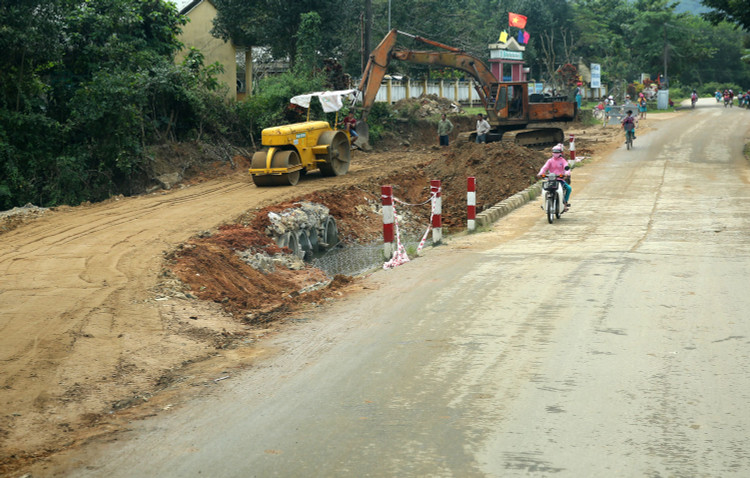 Nhiều gói thầu xây lắp mà Top 5 nhà thầu thường xuyên trúng thầu tại huyện Vĩnh Tường (tỉnh Vĩnh Phúc) đang thực hiện có tỷ lệ tiết kiệm không quá 0,1%. Ảnh: Thu Hương