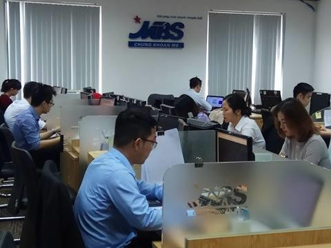 VN-Index giảm 16,02 điểm. Ảnh: Văn Giáp/ BNEWS/TTXVN