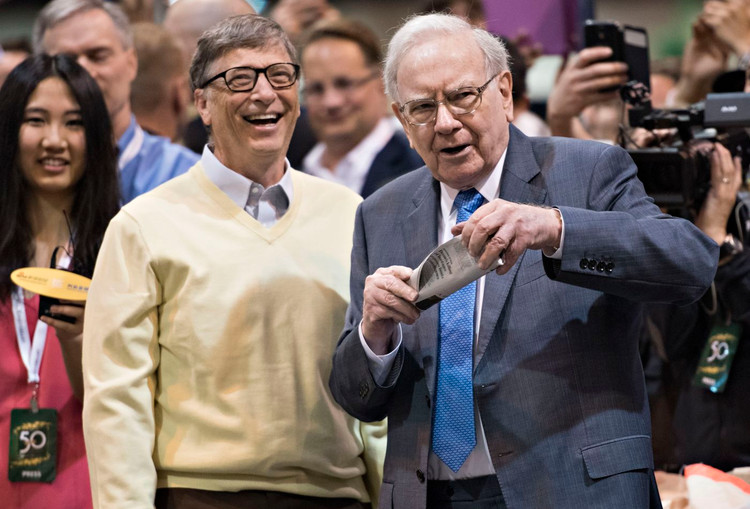 Warren Buffett và người bạn thân lâu năm – tỷ phú Bill Gates. Ảnh Internet