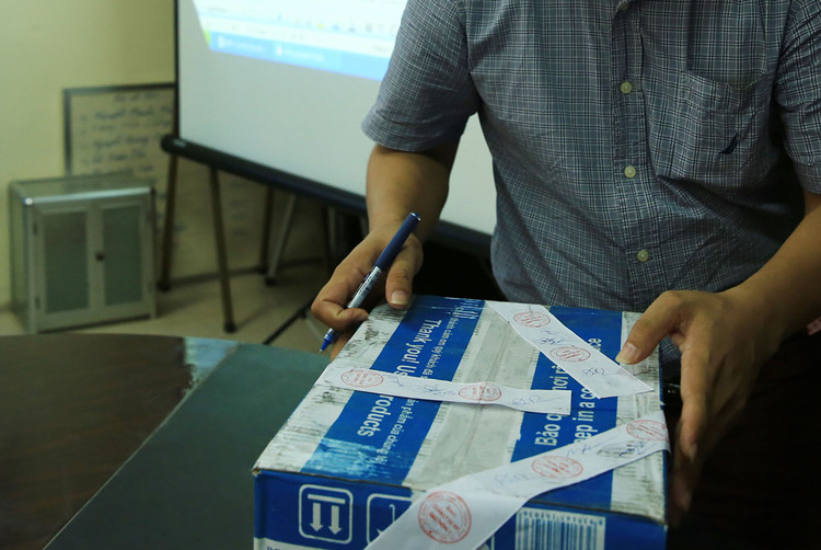 Theo Nghị định 63/2014/NĐ-CP, bên mời thầu tiếp nhận và quản lý HSDT đã nộp theo chế độ quản lý hồ sơ mật cho đến khi công khai kết quả lựa chọn nhà thầu. Ảnh: Nhã Chi