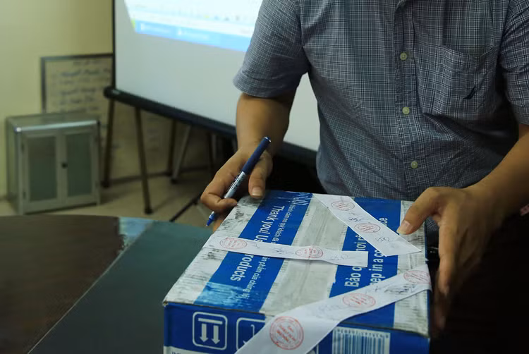Theo Nghị định 63/2014/NĐ-CP, bên mời thầu tiếp nhận và quản lý HSDT đã nộp theo chế độ quản lý hồ sơ mật cho đến khi công khai kết quả lựa chọn nhà thầu. Ảnh: Nhã Chi