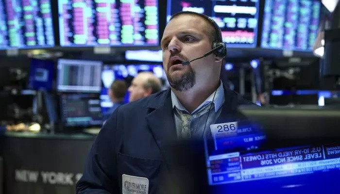 Một nhà giao dịch cổ phiếu trên sàn NYSE ở New York, Mỹ - Ảnh: Getty/CNBC.