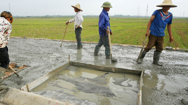 Một số gói thầu cải tạo, nâng cấp đường giao thông nông thôn mà Tân Thành Đạt trúng thầu có giá trúng thầu giảm chưa đến 1 triệu đồng so với giá gói thầu. Ảnh minh họa: Nhã Chi