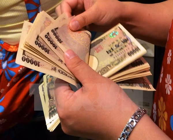 Kiểm đồng yen tại một ngân hàng ở Tokyo. (Nguồn: AFP/TTXVN)