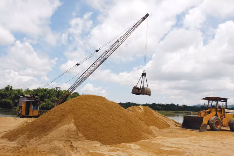 Sản lượng cát khai thác tự nhiên chỉ đáp ứng được 50 - 60% nhu cầu thị trường. Ảnh: Tường Lâm