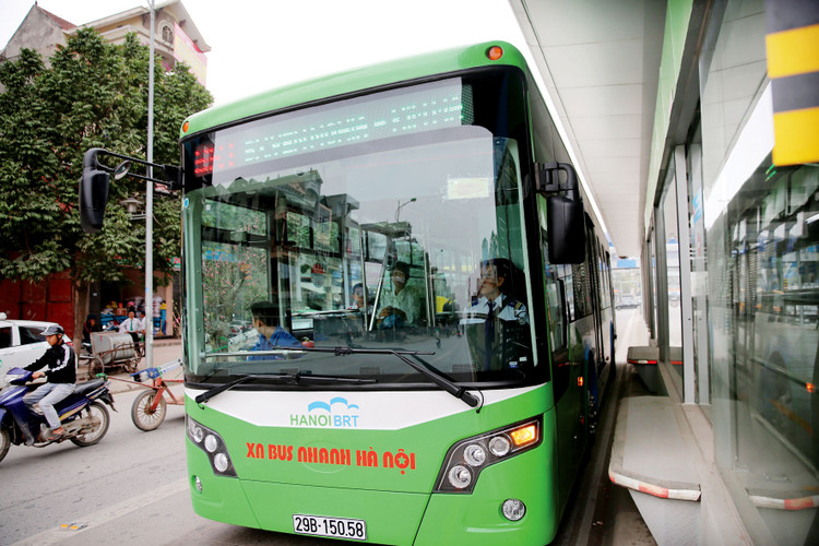 Gói thầu Đoàn xe BRT - giai đoạn 1 cung cấp 35 xe BRT có giá trị 176,29 tỷ đồng. Ảnh: Lê Tiên