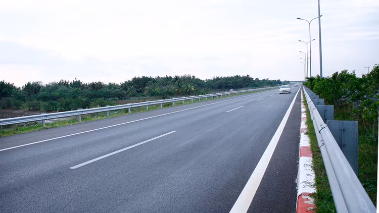 Chính phủ yêu cầu, đối với các dự án đường bộ đầu tư theo hình thức hợp đồng BOT chỉ áp dụng đối với các tuyến đường mới để bảo đảm quyền lựa chọn cho người dân. Ảnh: Lê Tiên