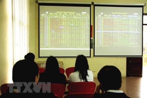 Chứng khoán ngày 3/7: Sắc đỏ bao trùm, thị trường ảm đạm. Ảnh: TTXVN