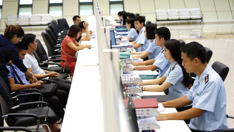 Tăng cường ứng dụng công nghệ thông tin trong xử lý công việc góp phần hạn chế một bước việc lợi dụng quyền lực dẫn đến tiêu cực. Ảnh: Huy Khâm