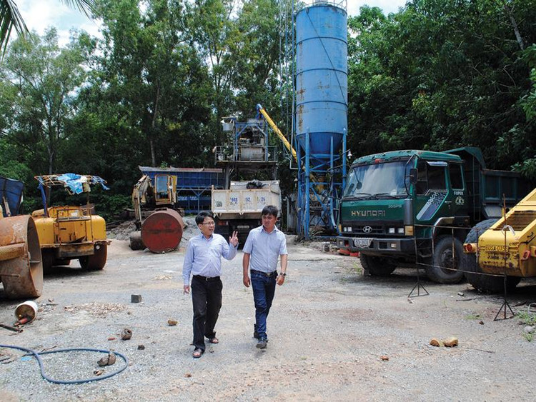 Xe máy, thiết bị của nhà thầu Đại Việt phơi nắng mưa chờ mặt bằng thi công. Nguồn: Báo Đầu tư