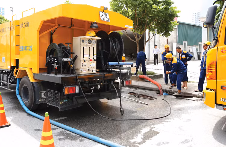 Lợi nhuận sau thuế 6 tháng đầu năm 2017 của Công ty TNHH MTV Thoát nước Hà Nội chỉ đạt 5,8 tỷ đồng, giảm 3% so với cùng kỳ 2016. Ảnh: Lê Tiên