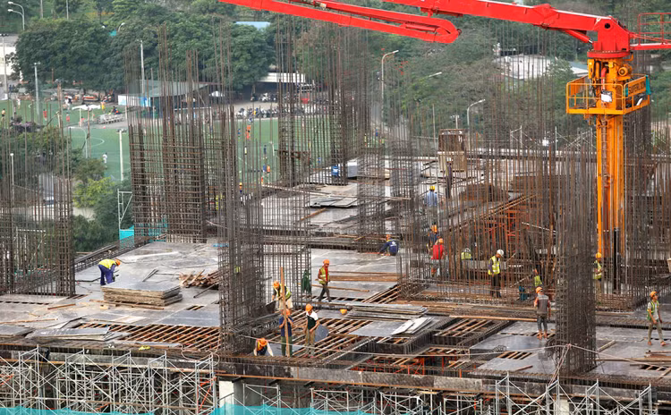 Tình trạng thi công vượt quá vốn kế hoạch được giao, gây nợ đọng xây dựng cơ bản, tạo áp lực lớn đến cân đối ngân sách nhà nước. Ảnh: Nhã Chi